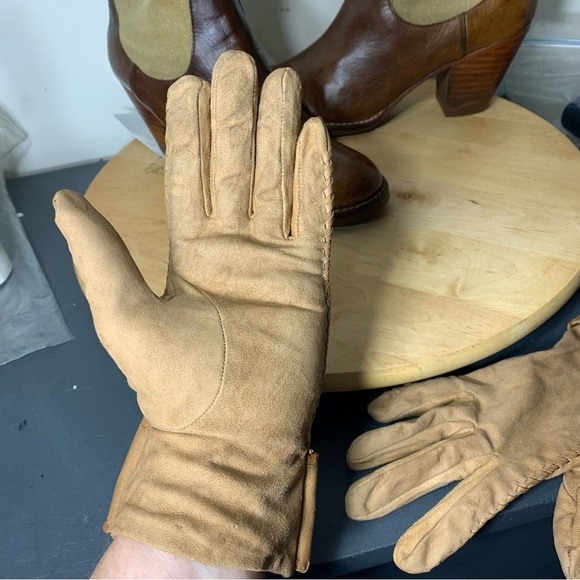 Coach Tan Silk Gloves Faux Suede Buckle Detail Lined Sz 6 1/2 Classic Minimalist - Picture 5 of 11